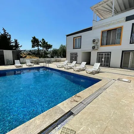 Eglence Merkezine Yakin Harika Bir Ev Bodrum